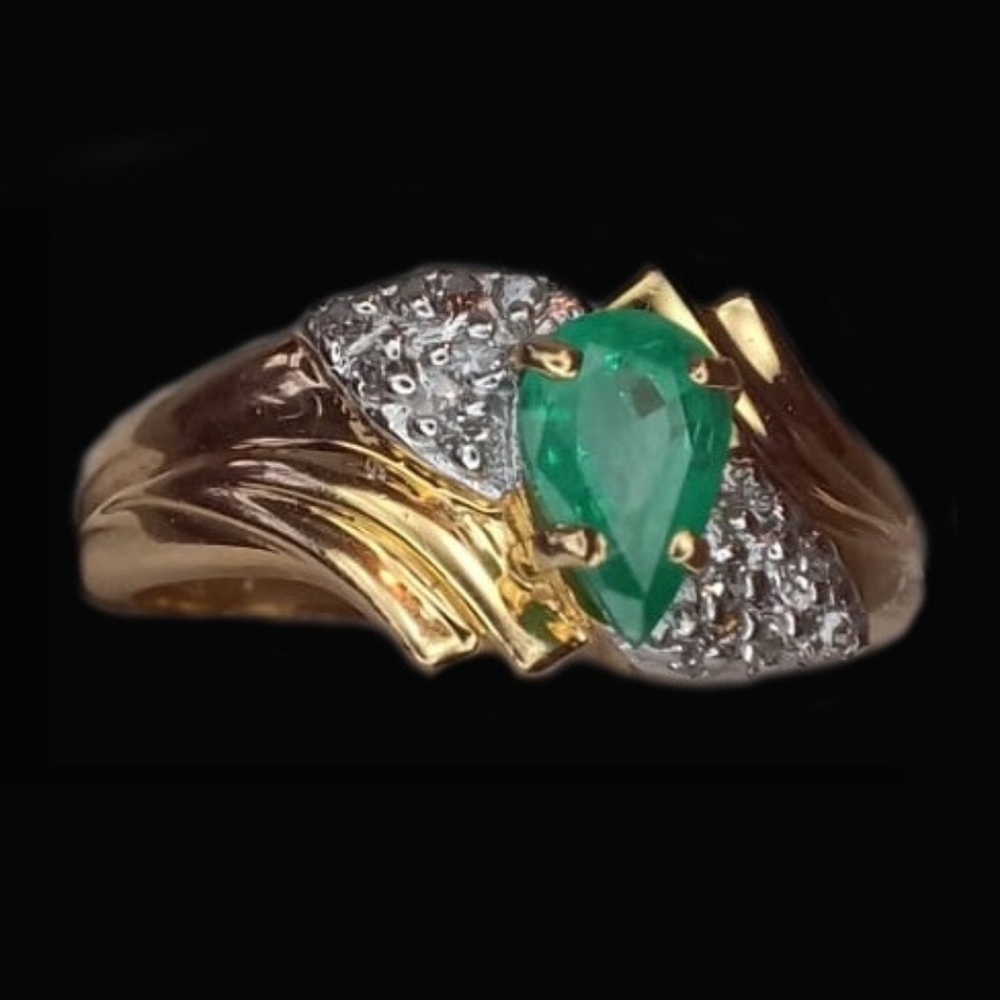 Emerald pear diamond yellow gold ring new